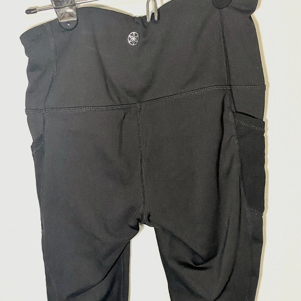 Women's Gaiam Black Capri Leggings with Mesh Pockets